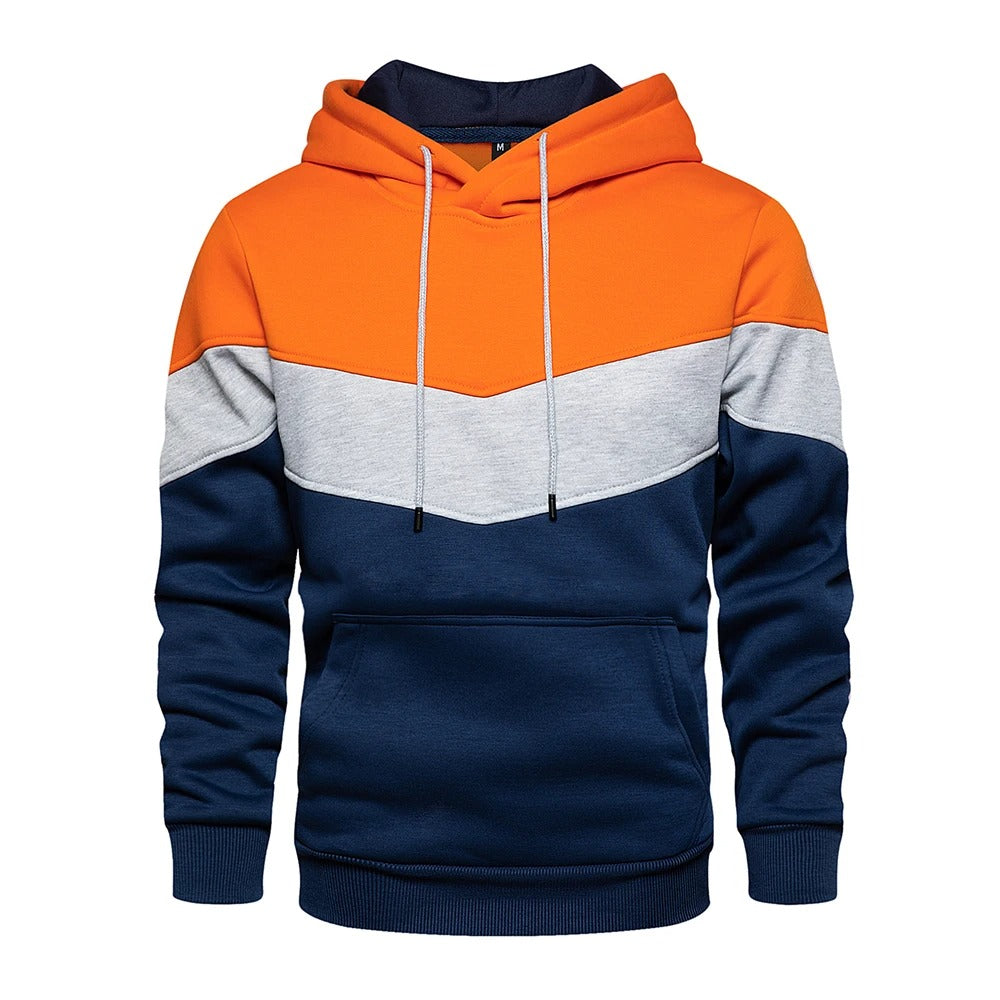 Nærbilde av patchwork detaljer på en stilig menns hettegenser. Perfekt for streetwear-look.