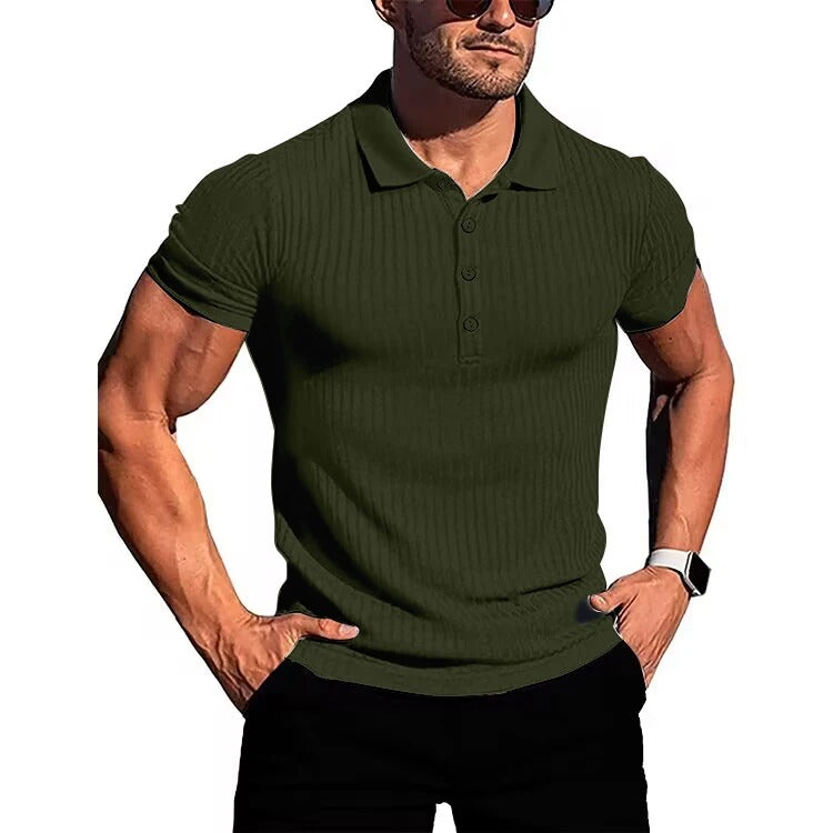 Mann iført en moderne slim fit strikket poloskjorte, viser komfortabel sporty eleganse.