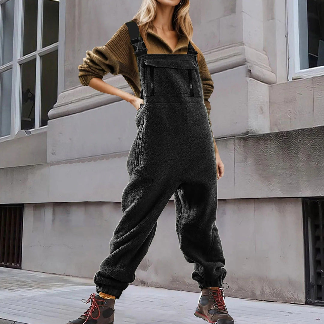 Motebevisst og behagelig damejumpsuit. Enkelt antrekk for kvinner som søker både stil og komfort i hverdagen.