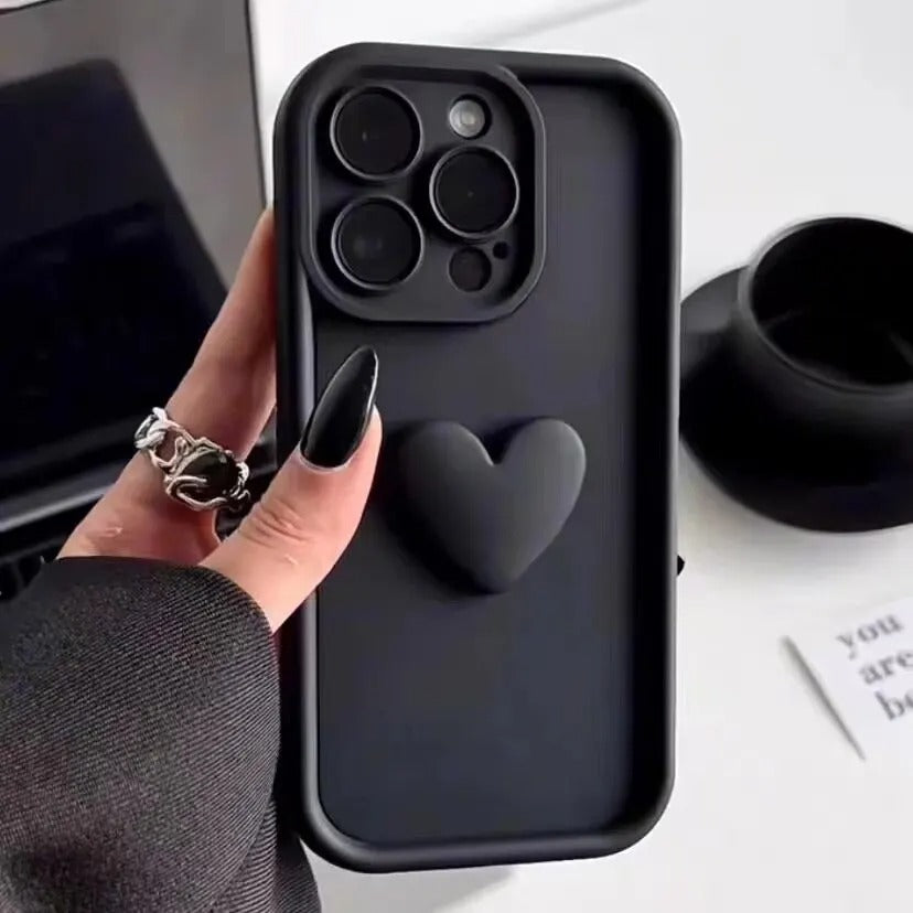 Nærbilde av svart hjerte silikon iPhone deksel. Perfekt tilbehør for din iPhone 14.
