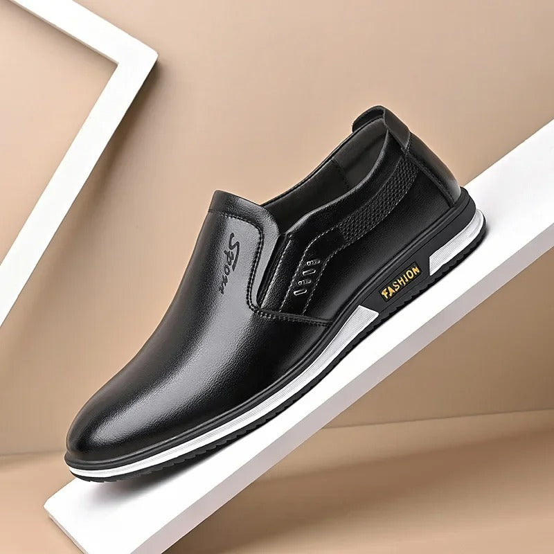 Elegante sorte menns loafers i skinn, tidløs stil og komfort for både formelle og casual anledninger. Herresko.