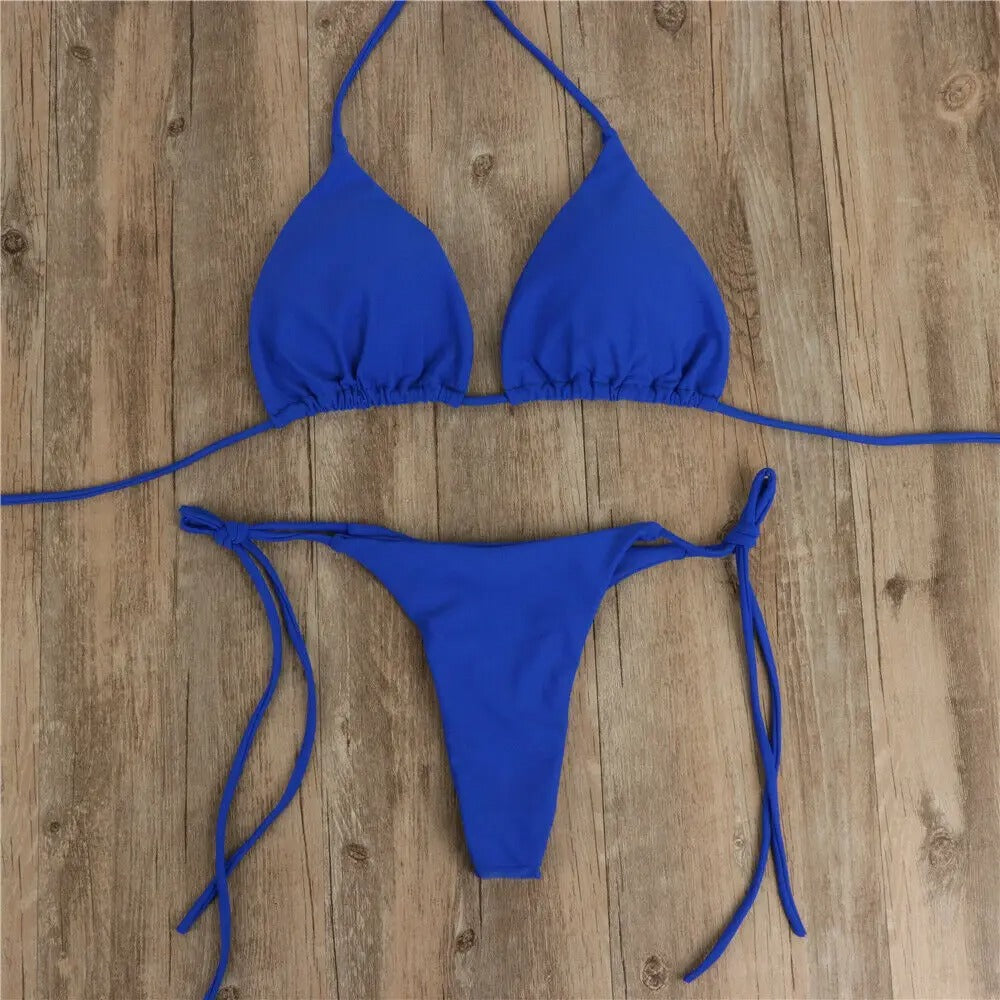 Elegant dame bikini sett med push-up overdel og tanga. Ideelt badetøy for solrike dager ved bassenget.