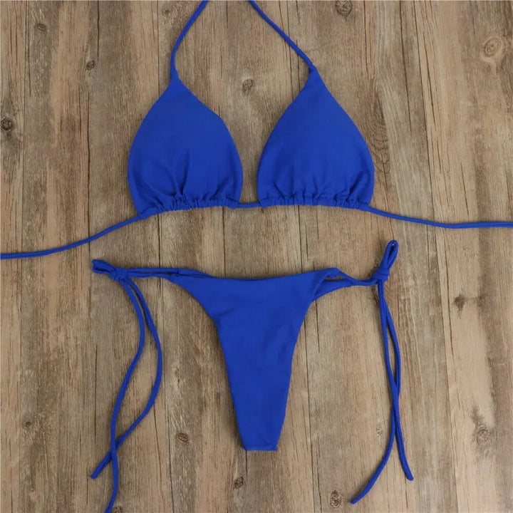 Elegant dame bikini sett med push-up overdel og tanga. Ideelt badetøy for solrike dager ved bassenget.