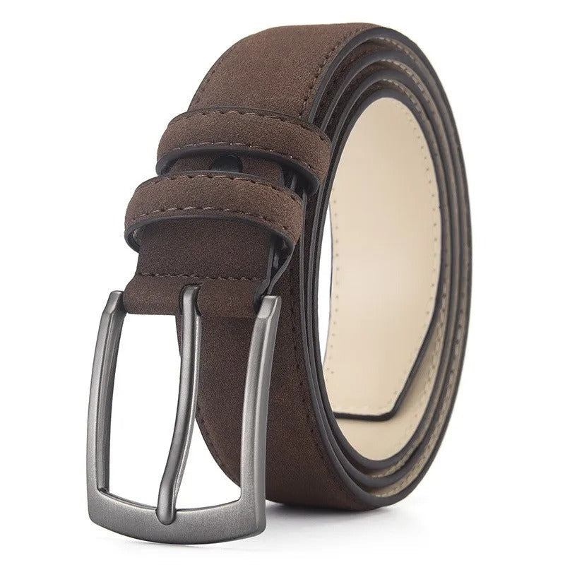 Elegant brunt herrebelte med retro spenne i skinn. Perfekt tilbehør for klassisk stil.