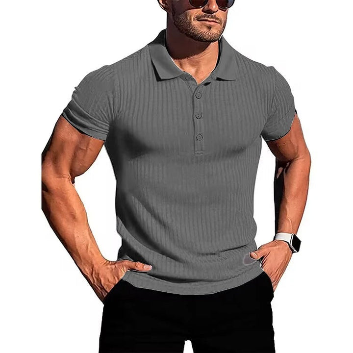 Elegant herre poloskjorte i slim fit strikket design, allsidig for sporty og avslappet bruk.