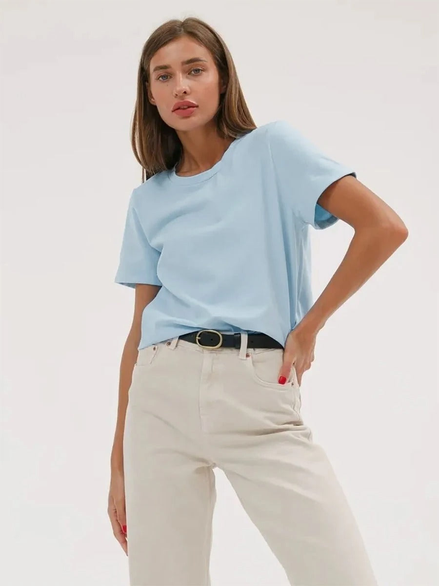 Moteriktig dame t-skjorte som enkelt kan styles. Allsidig basic topp for en avslappet, men stilfull hverdagslook.