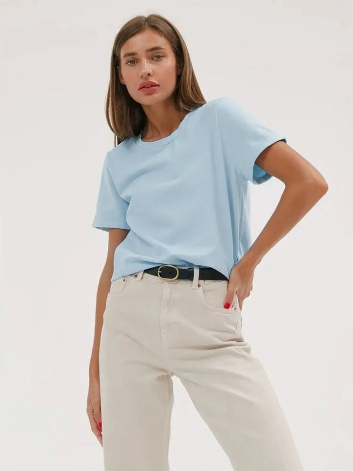 Moteriktig dame t-skjorte som enkelt kan styles. Allsidig basic topp for en avslappet, men stilfull hverdagslook.