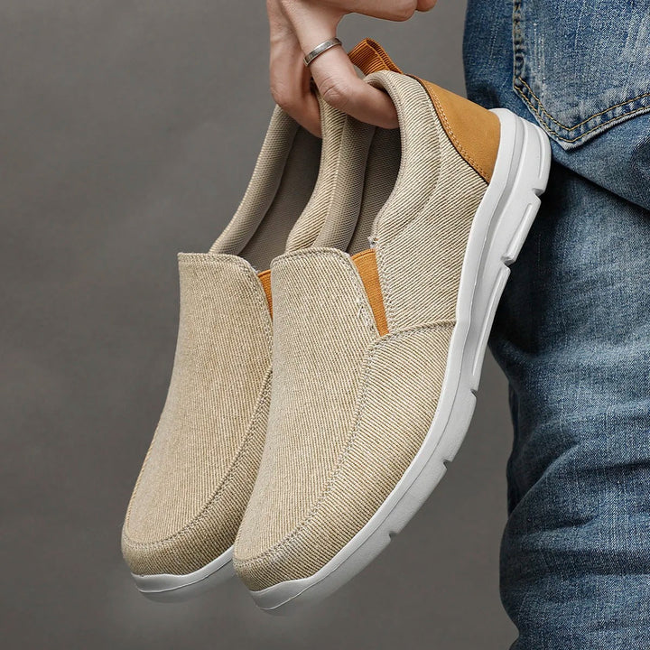 Moderne menns loafers, enkle slip-on sommersko som kombinerer stil, komfort og funksjonalitet.