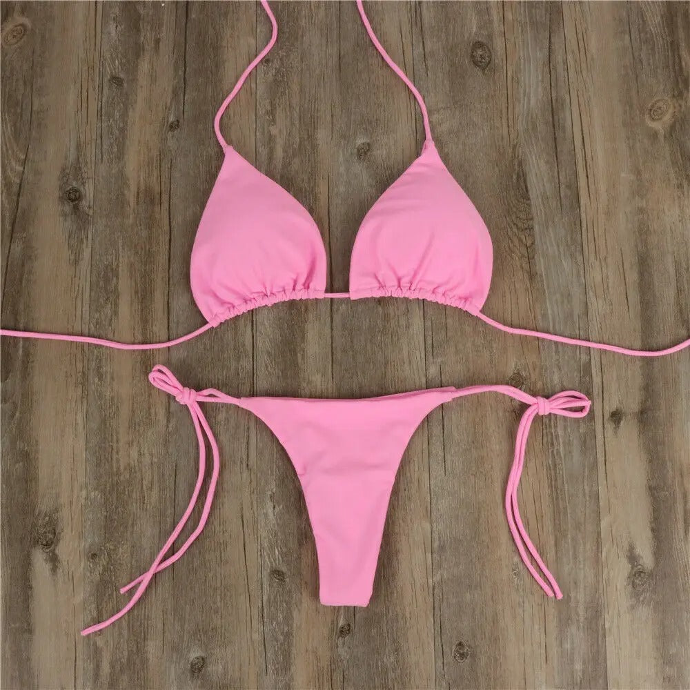 Kvinne i stilfullt push-up bikini sett. Motebevisst badetøy for sommer, strand og bassengferie.