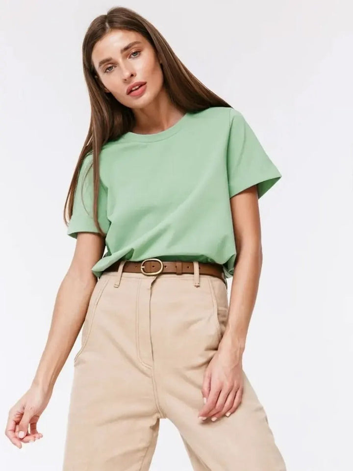 Enkel og elegant dame topp. Denne basic t-skjorten med rund hals gir tidløs stil og komfort.