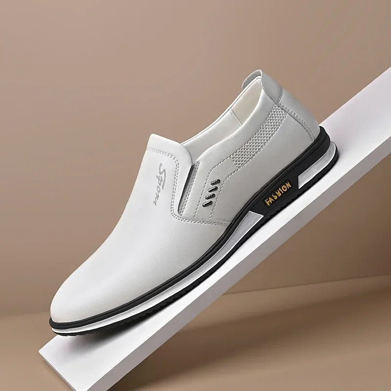 Klassiske menns mokkasiner i et elegant design, perfekte for hverdag og formelle antrekk. Komfortable herresko.