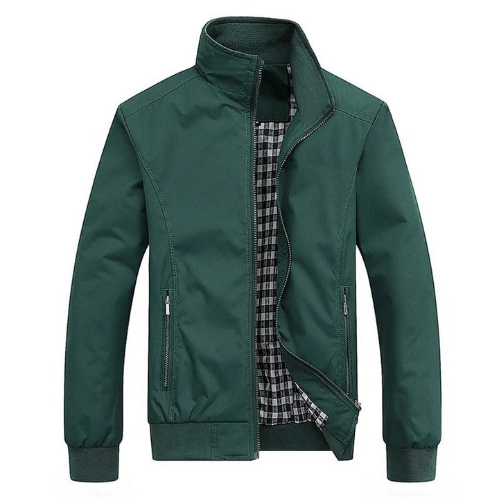 Vindbeskyttende lettvektsjakke for menn i slitesterk polyester, ideell for utendørs sommeraktiviteter.