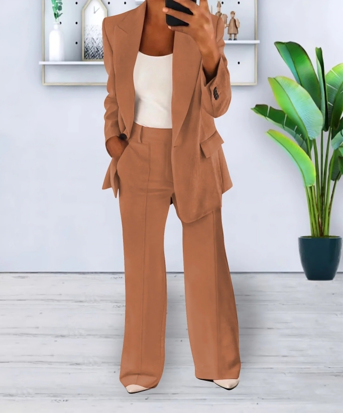 Formelt todelt antrekk: Klassisk blazer og dressbukse for kvinner, perfekt for en elegant og profesjonell look.