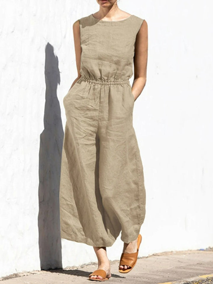 Armygrønn elegant damejumpsuit med rund hals, flott som festantrekk eller stilig hverdagstøy.