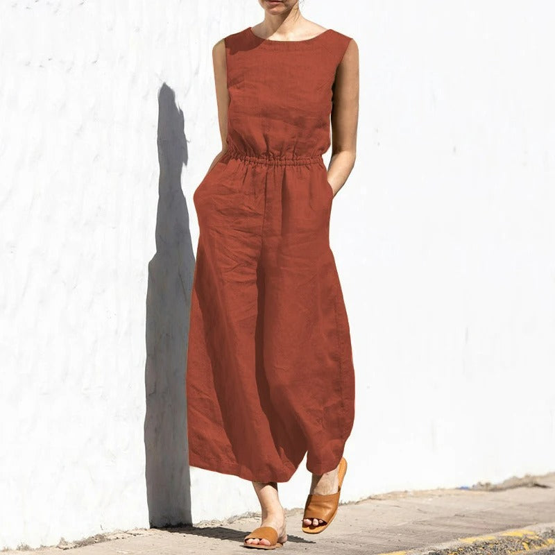 Damejumpsuit med rund hals, komfortabelt design for hverdag og elegant nok for festantrekk.
