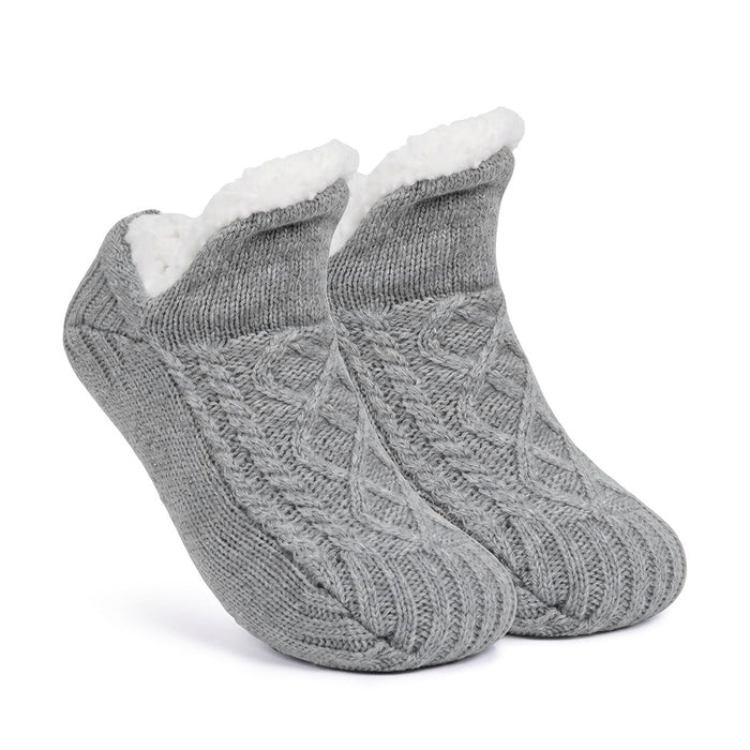 Strikkede sklisikre innesokker med varmt og mykt fleecefôr for maksimal komfort hjemme. Perfekt for vinter.