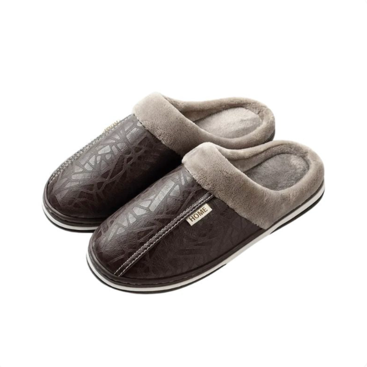 Sklisikre slip-on innetøfler i kunstlær for voksne. Robuste varmfôrede hjemmesko for sikkerhet og komfort.