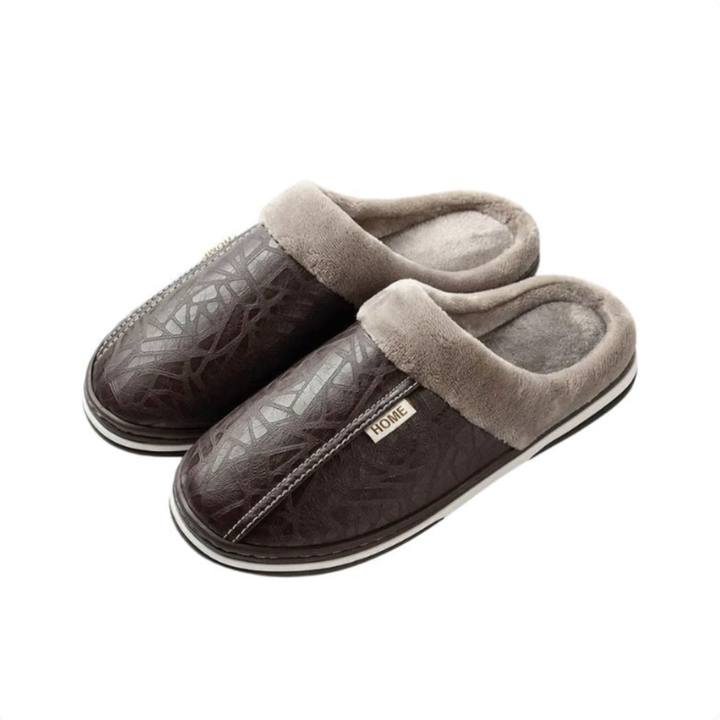 Sklisikre slip-on innetøfler i kunstlær for voksne. Robuste varmfôrede hjemmesko for sikkerhet og komfort.