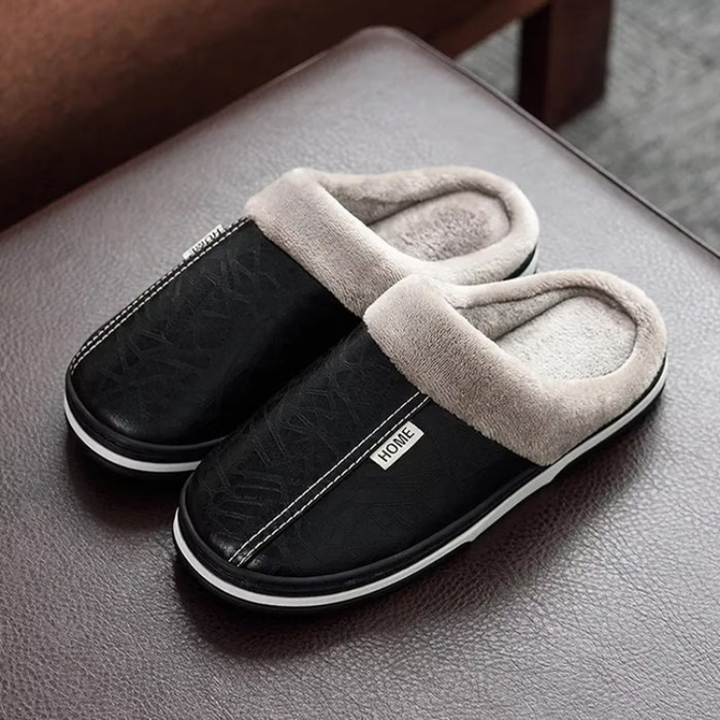 Komfortable unisex vintertøfler i kunstlær med tykt fôr. Perfekte for avslapning og varme innendørs.