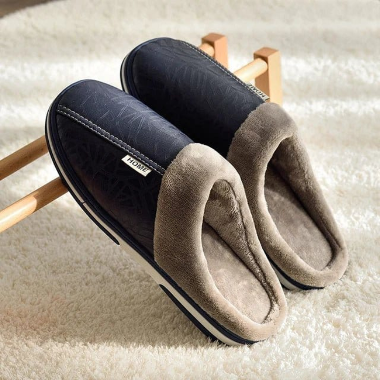 Varmfôrede innetøfler i kunstlær, designet for unisex bruk. Fokus på den sklisikre sålen og slip-on designet.