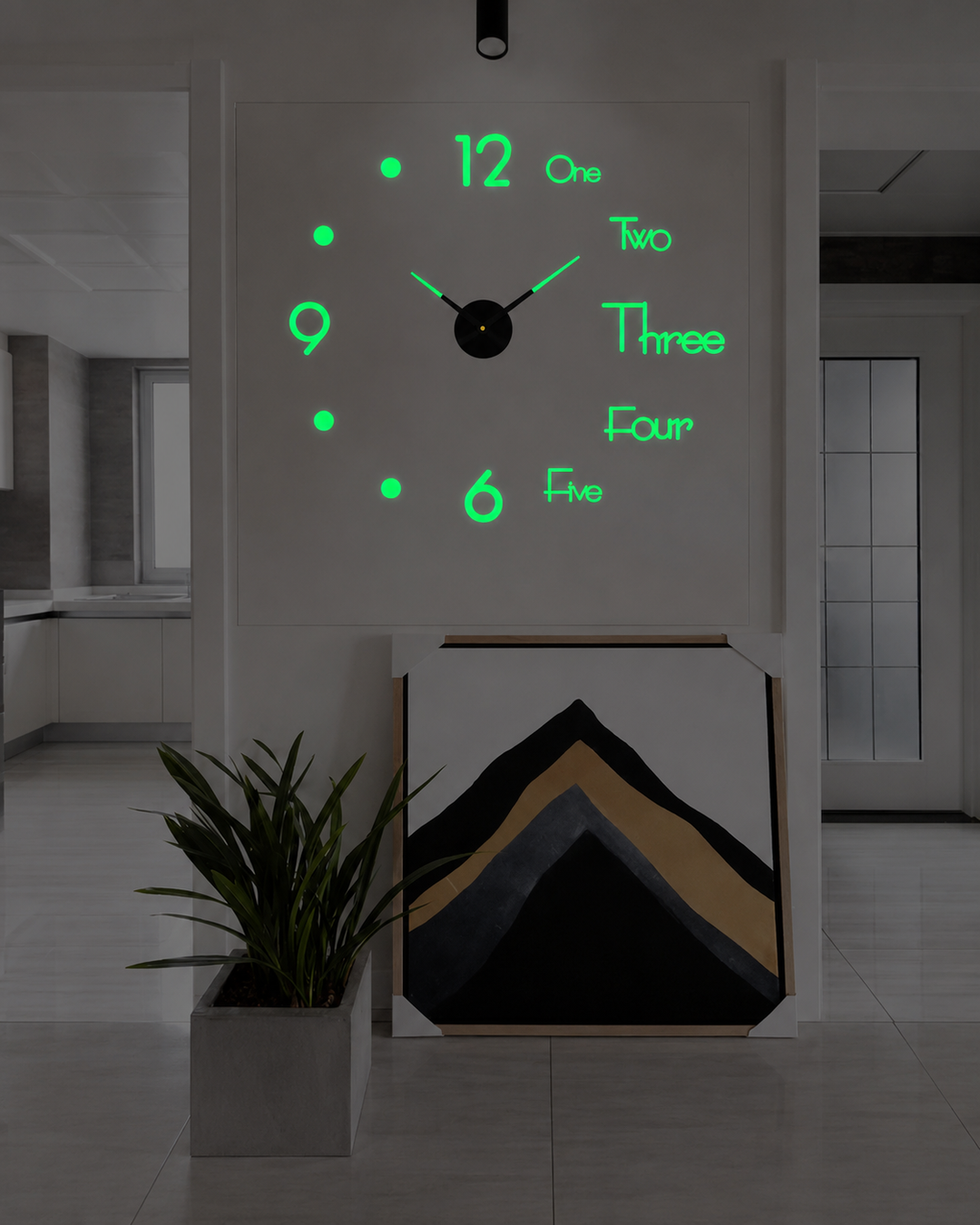Minimalistisk veggklokke, moderne stil og stillegående urverk. Flott interiørdetalj og hjemmedekor.