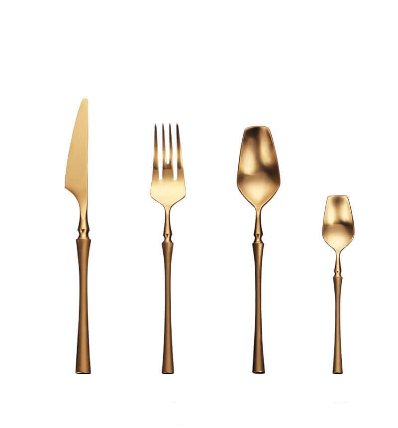 Elegant gullbestikksett for middagsbordet, luksuriøst design i rustfritt stål.