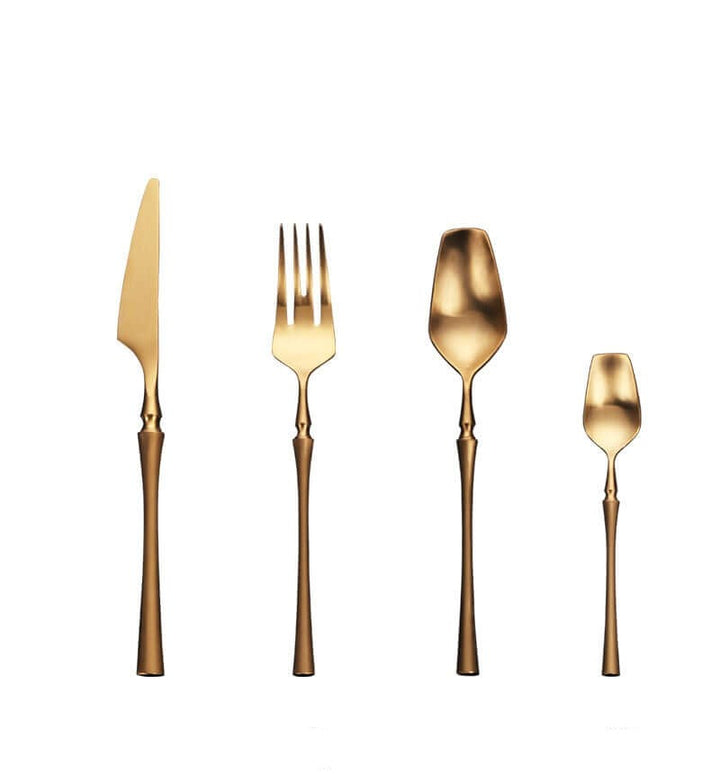 Elegant gullbestikksett for middagsbordet, luksuriøst design i rustfritt stål.