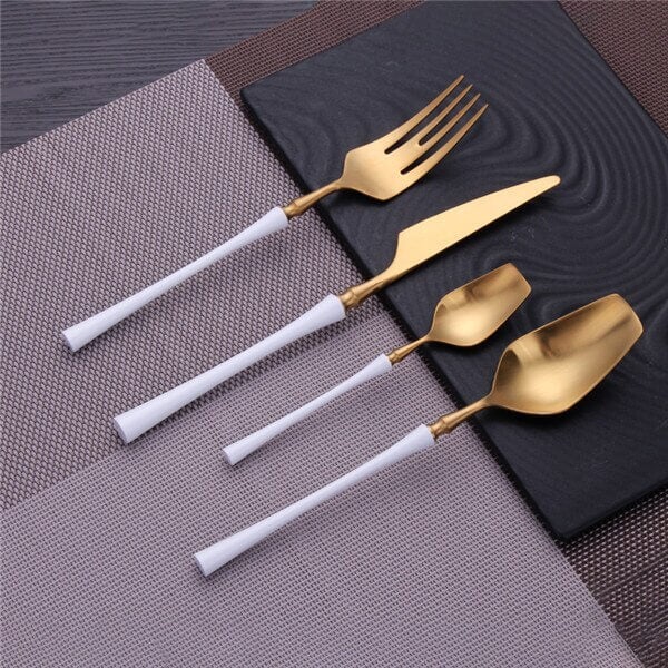 Bestikksett med gullbelegg, en elegant touch for enhver borddekking og anledning.