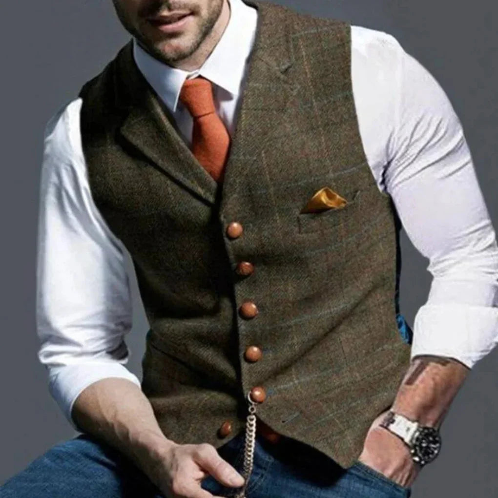 Mann modellert i en klassisk vintage vest, viser smart casual og elegant lagdelt stil for menn.