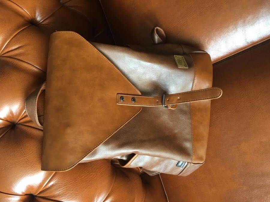 Kvinner vintage ryggsekk med frontlomme, sikker oppbevaring i kunstlær design.