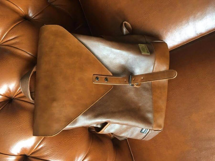 Kvinner vintage ryggsekk med frontlomme, sikker oppbevaring i kunstlær design.