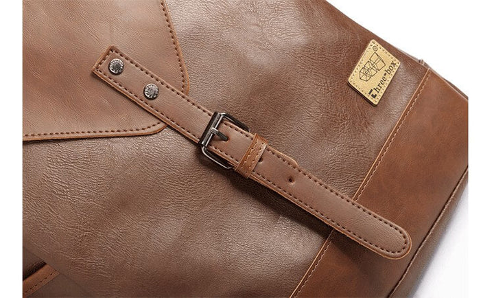 Chic vintage ryggsekk i kunstlær, perfekt som en stilig skulderveske eller ryggsekk.