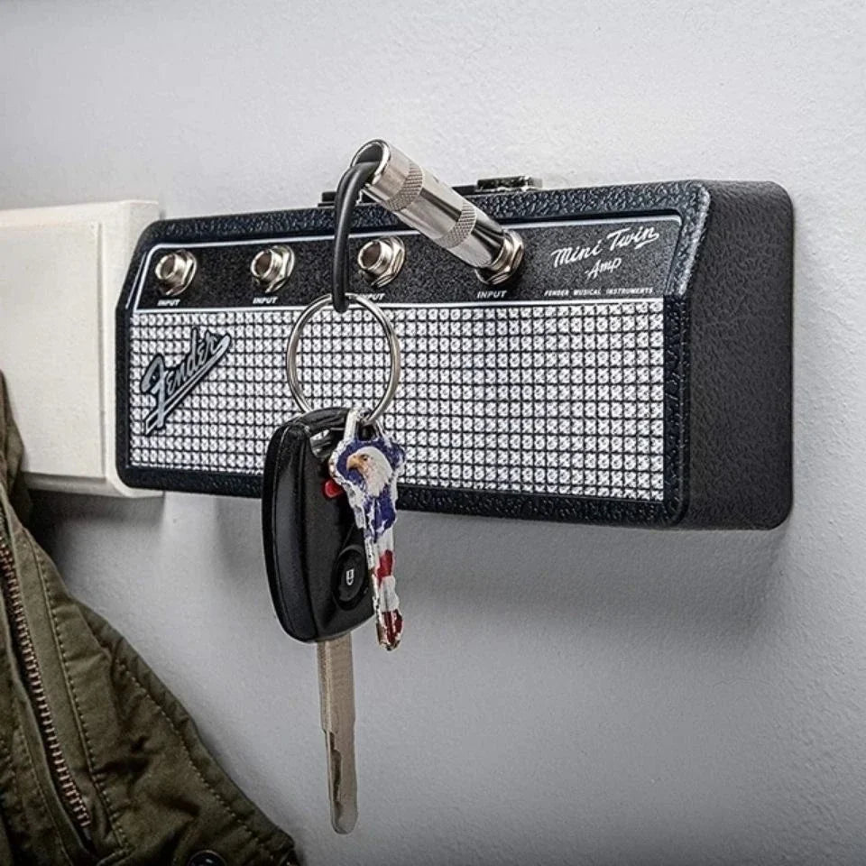 Kul gadget: veggmontert nøkkelholder med autentisk forsterkerutseende. Ideell for rockefans og orden i nøklene.