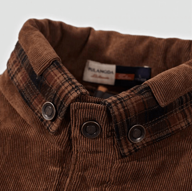 Bakside av rutete herrejakke, viser passform og varmt vinteryttertøy; ideell for casual stil.