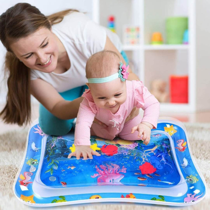 Fargerik baby vannlekematte med bevegelige sjødyr. Perfekt for sanselek og visuell stimulering av spedbarn.