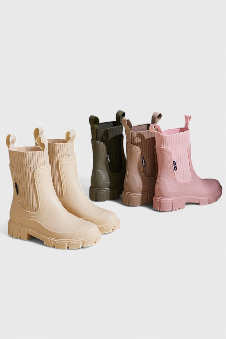 Par vanntette Chelsea boots presentert side om side. Viser fargevalg og tidløst design.