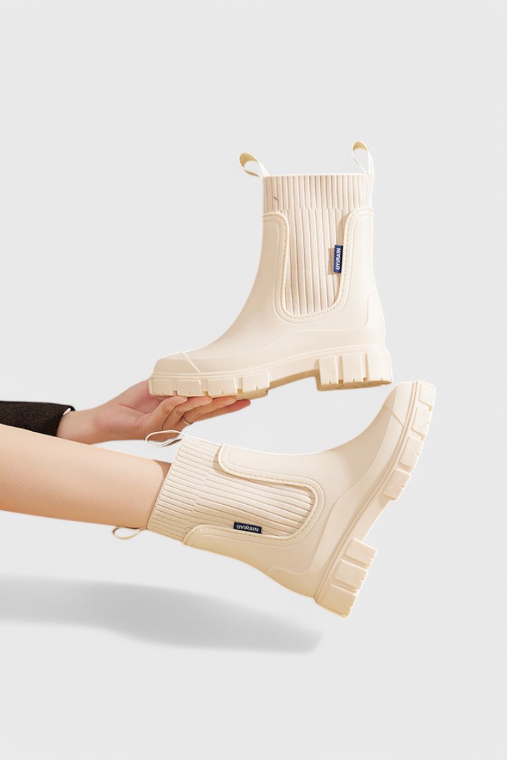Nærbilde av sålen på vanntette Chelsea boots. Viser grep og robust design for vått vær.
