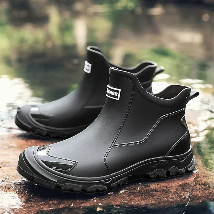 Svarte unisex vanntette ankelstøvler. Komfortable slip-on regnstøvler for vått vær, utendørs.