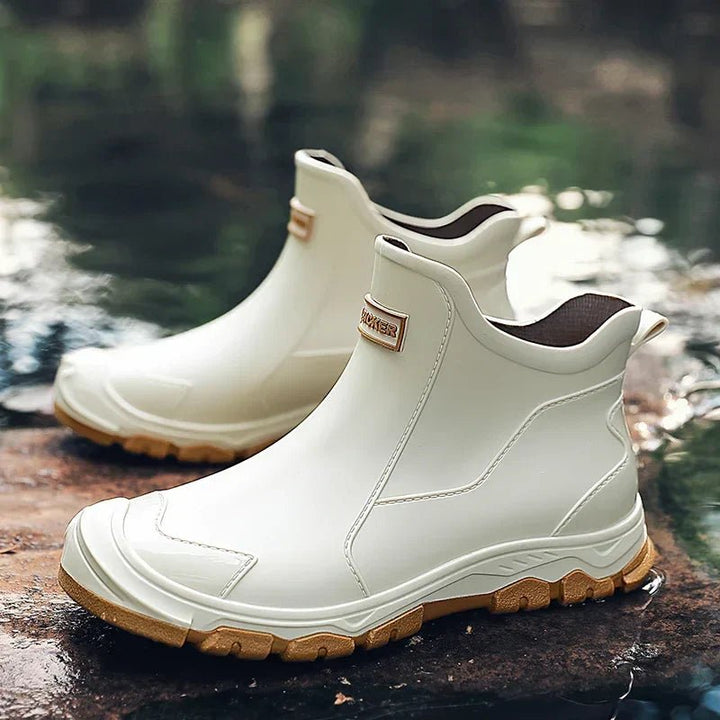 Beige unisex vanntette ankelstøvler. Stilige slip-on regnstøvler for komfort og beskyttelse mot regn.