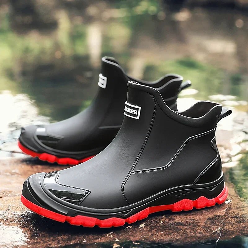 Røde unisex vanntette ankelstøvler. Praktiske slip-on regnstøvler for utendørsaktiviteter i vått vær.