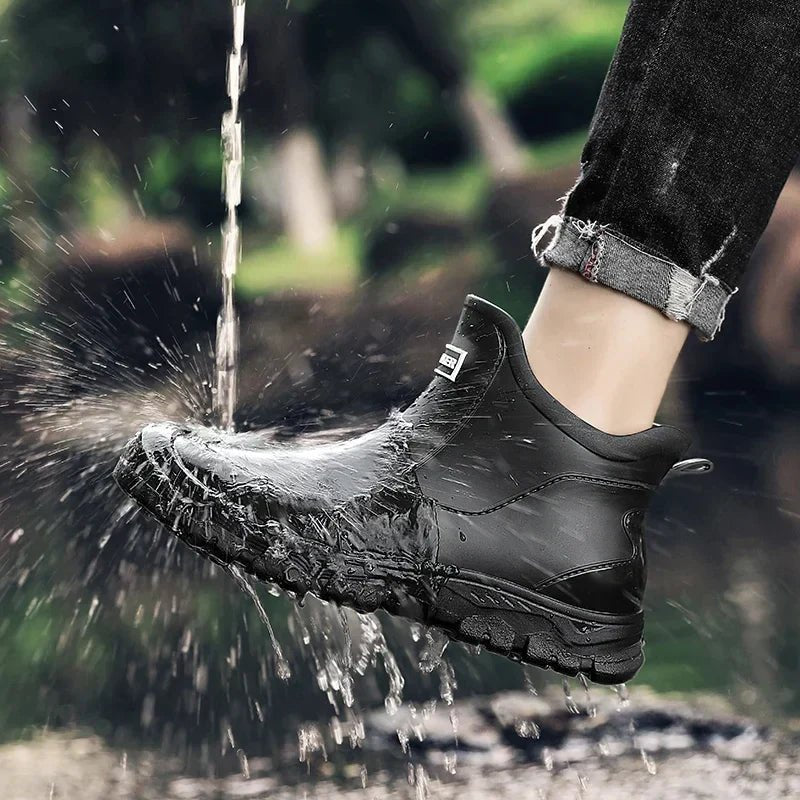 Komfortable slip-on vanntette ankelstøvler for unisex. Ideelle regnstøvler for enkel bruk i vår og høst.