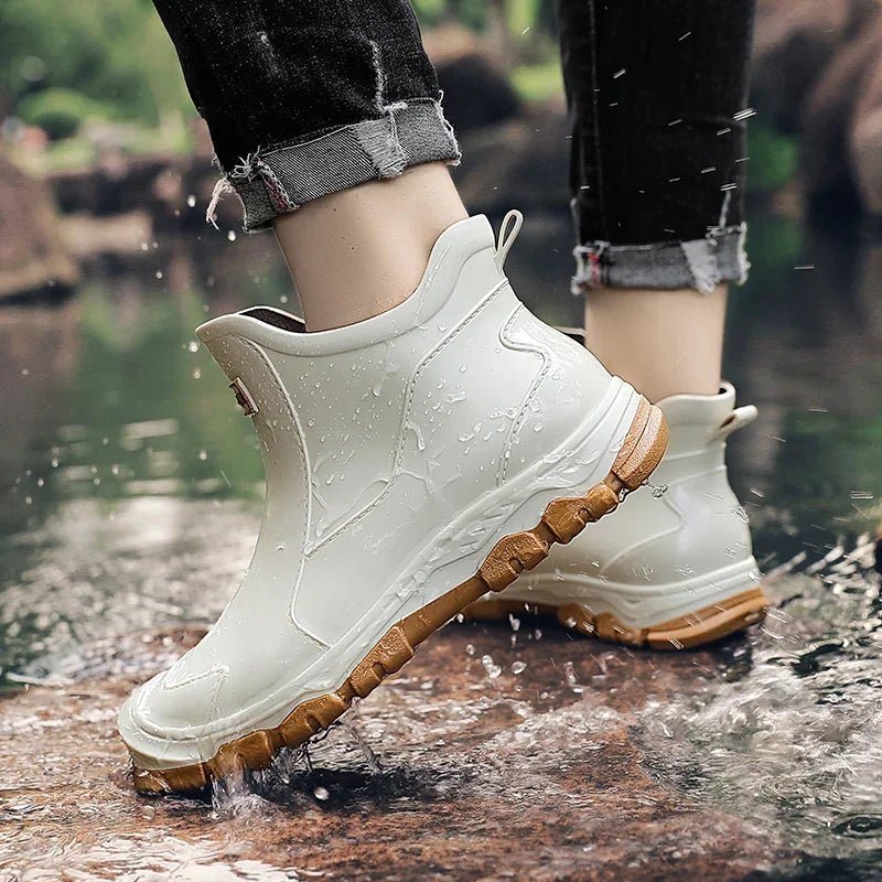 Stilige unisex vanntette ankelstøvler i minimalistisk design. Komfortable slip-on regnstøvler for by og natur.