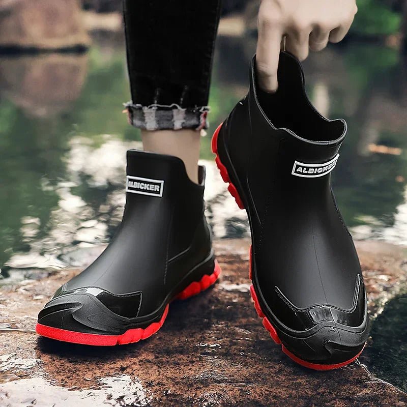 Bilde av en unisex slip-on regnstøvel. Fokus på den vanntette overflaten og den komfortable ankelpassformen.