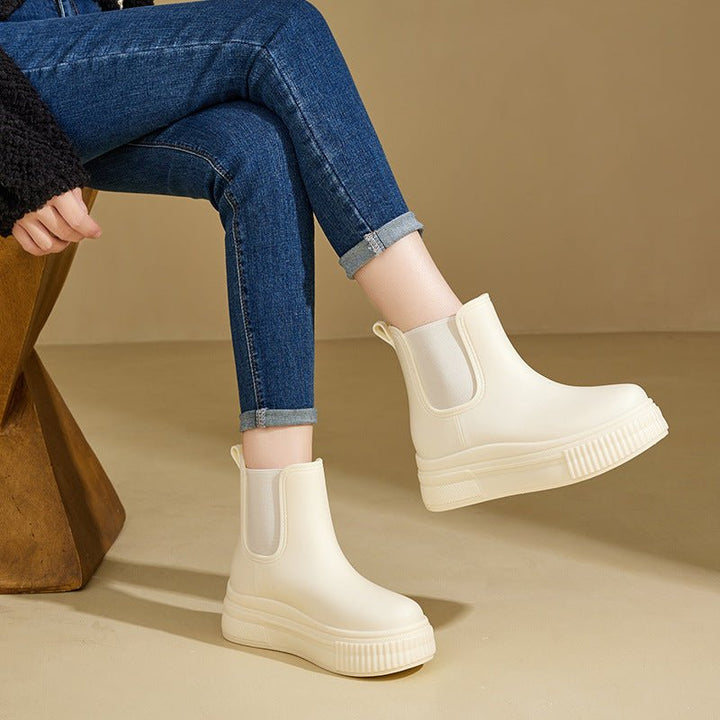 Moteriktige slip-on Chelsea støvler for damer med plattform. Vanntette og komfortable fottøy i hvit design.