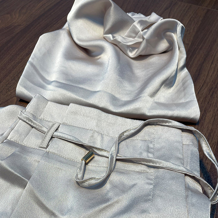 Komfortabelt og luksuriøst todelt sett for damer. Perfekt loungewear som kombinerer stil og avslapning.
