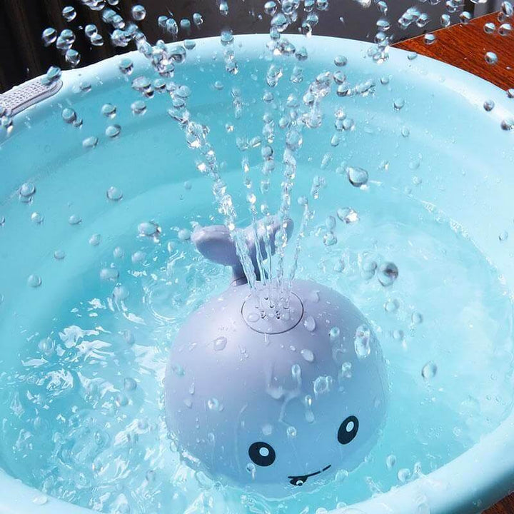 Nærbilde av sprinklerhval badeleken, viser detaljer som dyser og lysfunksjon for vannlek.