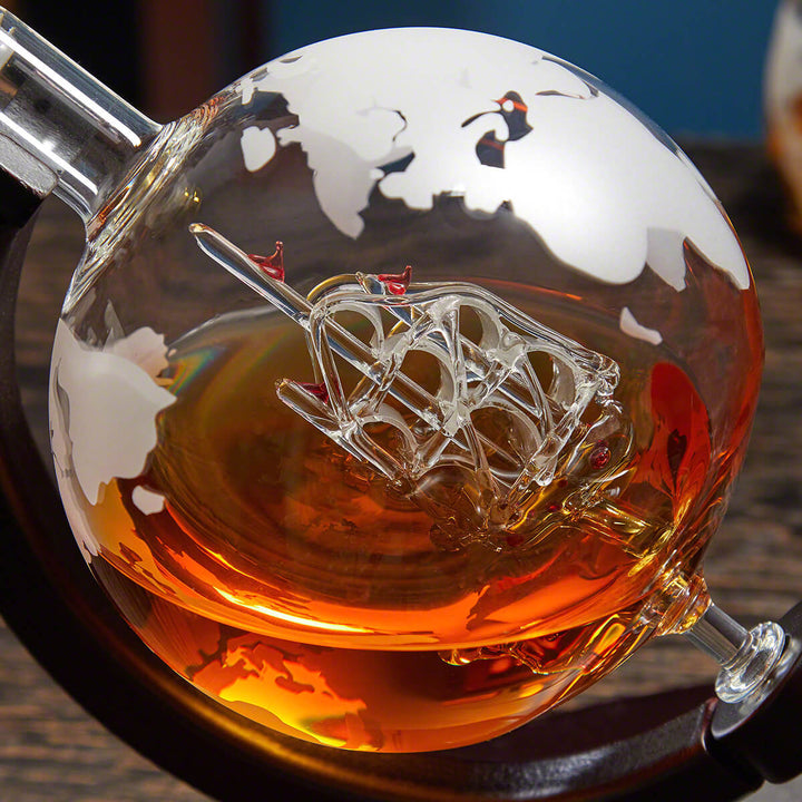 Detaljert håndlaget whiskykaraffel med globedesign og to robust whiskyglass. Perfekt for dekantering.