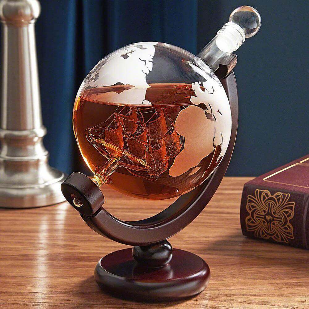 Elegant whiskykaraffelsett med detaljert globekaraffel og matchende glass for luksuriøs drikkeopplevelse.