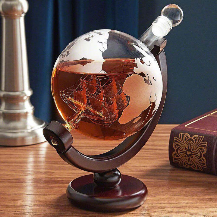 Elegant whiskykaraffelsett med detaljert globekaraffel og matchende glass for luksuriøs drikkeopplevelse.