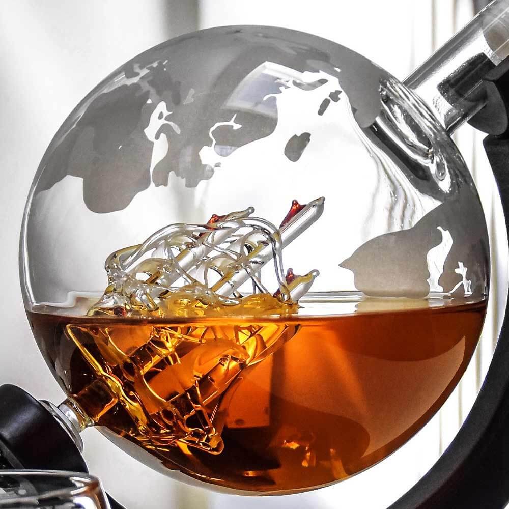 Stilig globekaraffelsett med whiskyglass. Et luksuriøst interiørstykke for brennevin og drikke.
